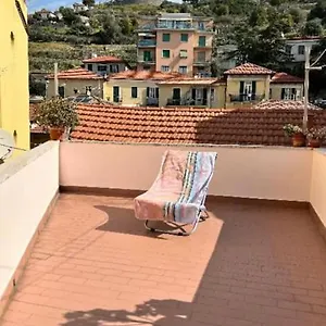 Bed & Breakfast Cheerful Room, Sharing Kitchen In A Cosy Family Art House, Ideal For One Person Or Couple